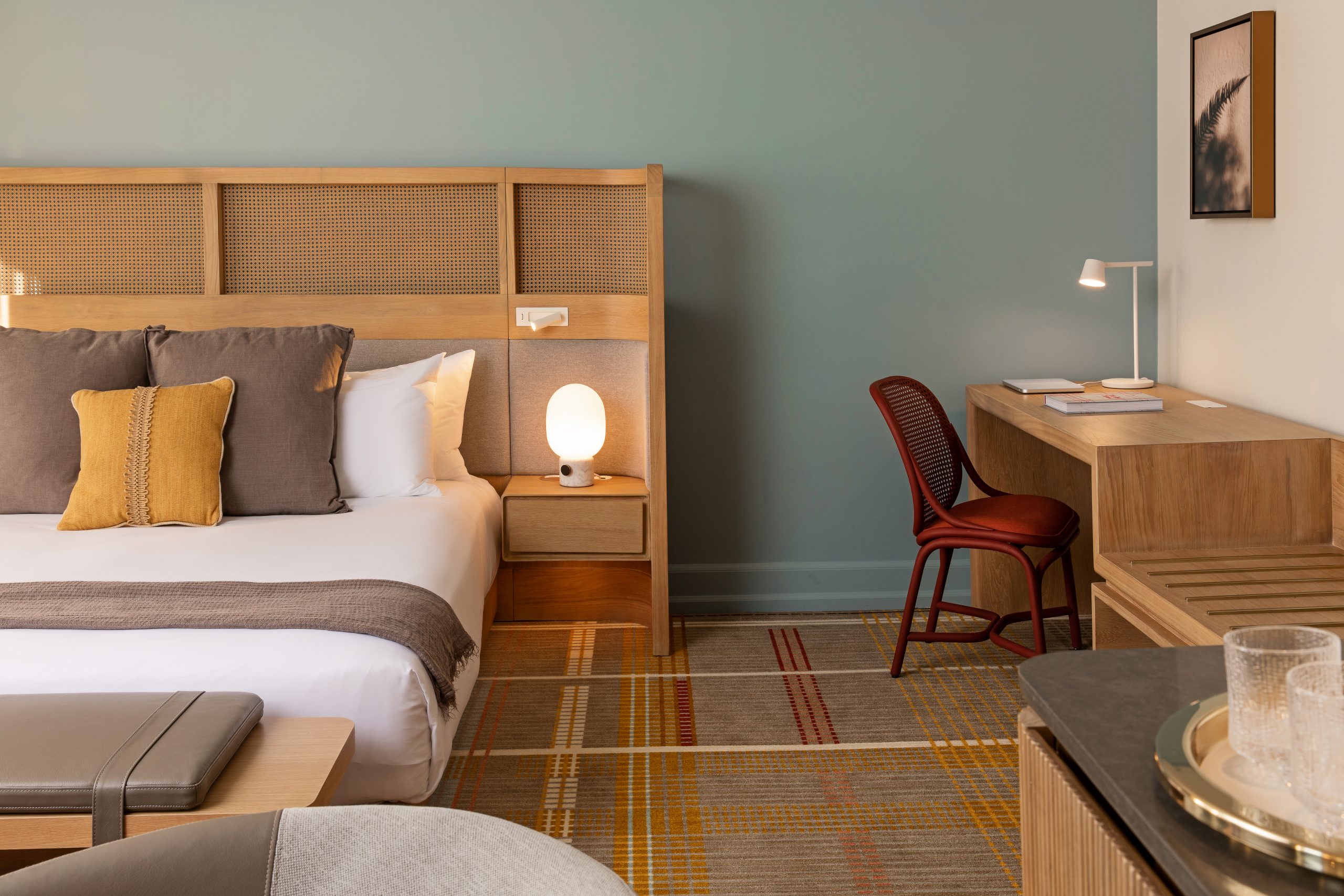 Deluxe King Room with modern bed, writing desk, and Scandinavian-inspired design at Hotel Ändra Seattle
